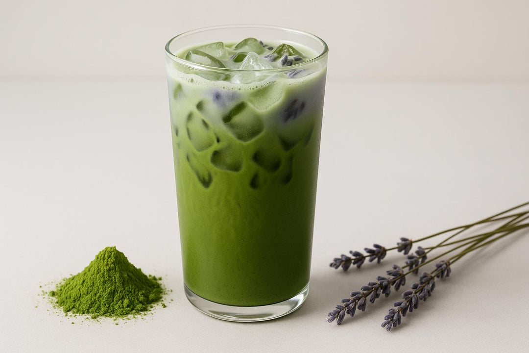 Orzeźwiający Iced Lavender Matcha Latte