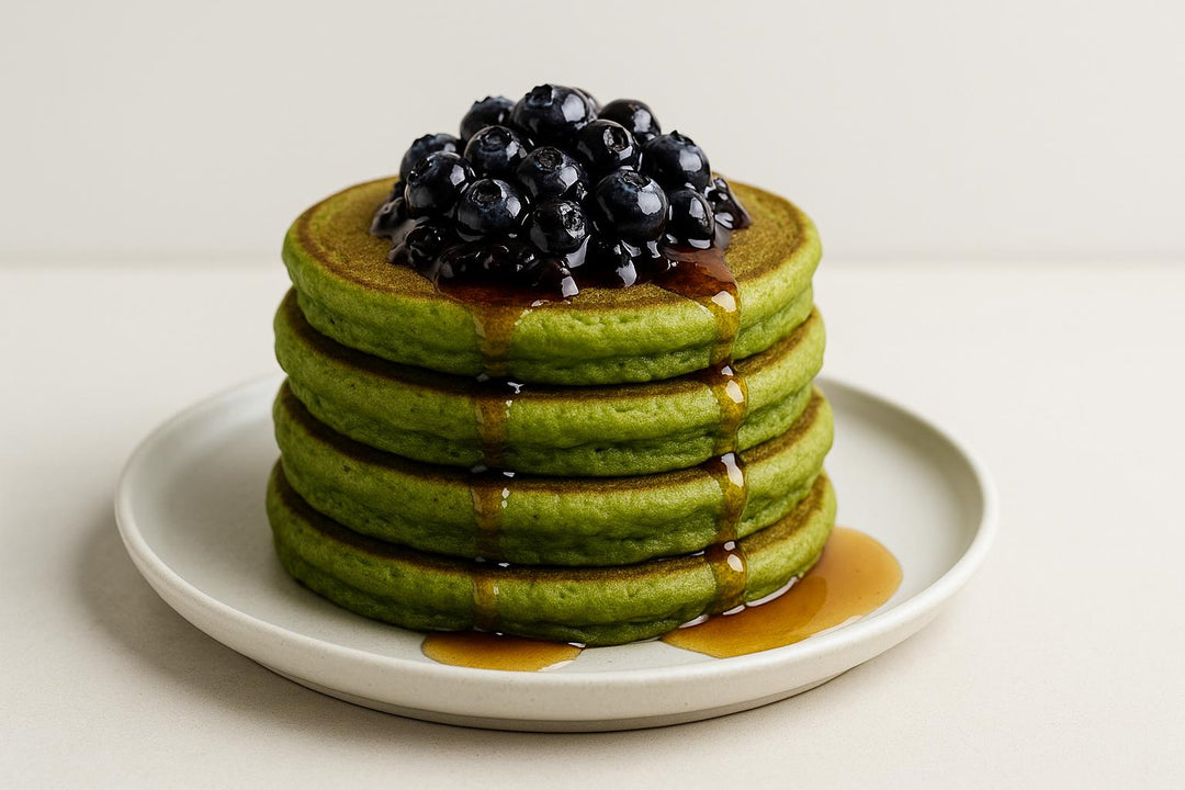 Mega Matcha Pancakes z Jagodowym Kompotem